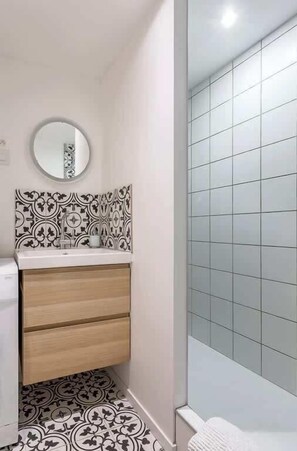 Dusche, Haartrockner, Handtücher