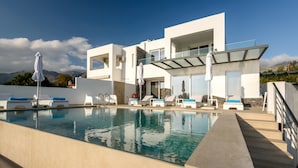 A modern poolside area with lounge chairs and a clear pool. - Villa Pelagia - Sea Front Villa Pelagia (Sfakia)