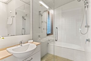 Dusche, Haartrockner, Handtücher