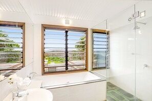 Dusche, Haartrockner, Handtücher