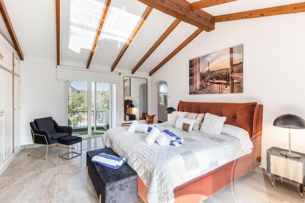 5 slaapkamers, een strijkplank/strijkijzer, wifi, beddengoed