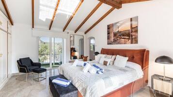 5 slaapkamers, een strijkplank/strijkijzer, wifi, beddengoed