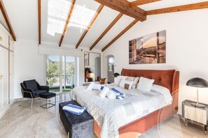 5 slaapkamers, een strijkplank/strijkijzer, wifi, beddengoed