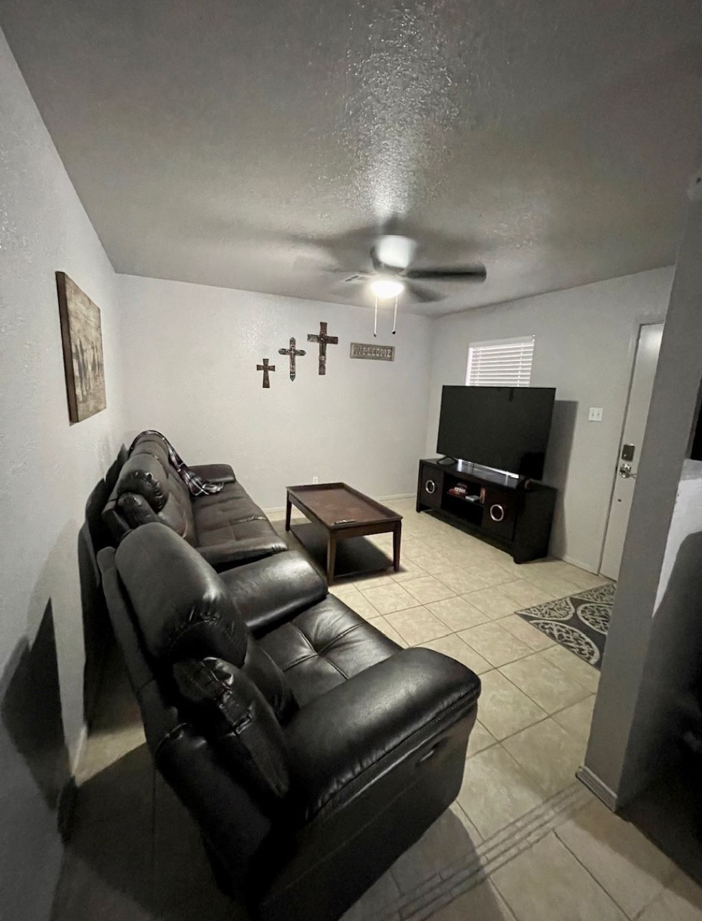 King Bed Apartment Pet Friendly with Horse Motel