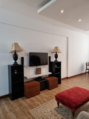 TV - Vintage Chic Apartment (Nairobi)
