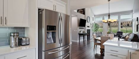 Refrigerador, microondas, horno y parrilla de estufa