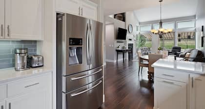 Modern and Light! EV Charger, Pet Friendly, Community Hot Tub & Pool, Lakeside Sports Center, AC