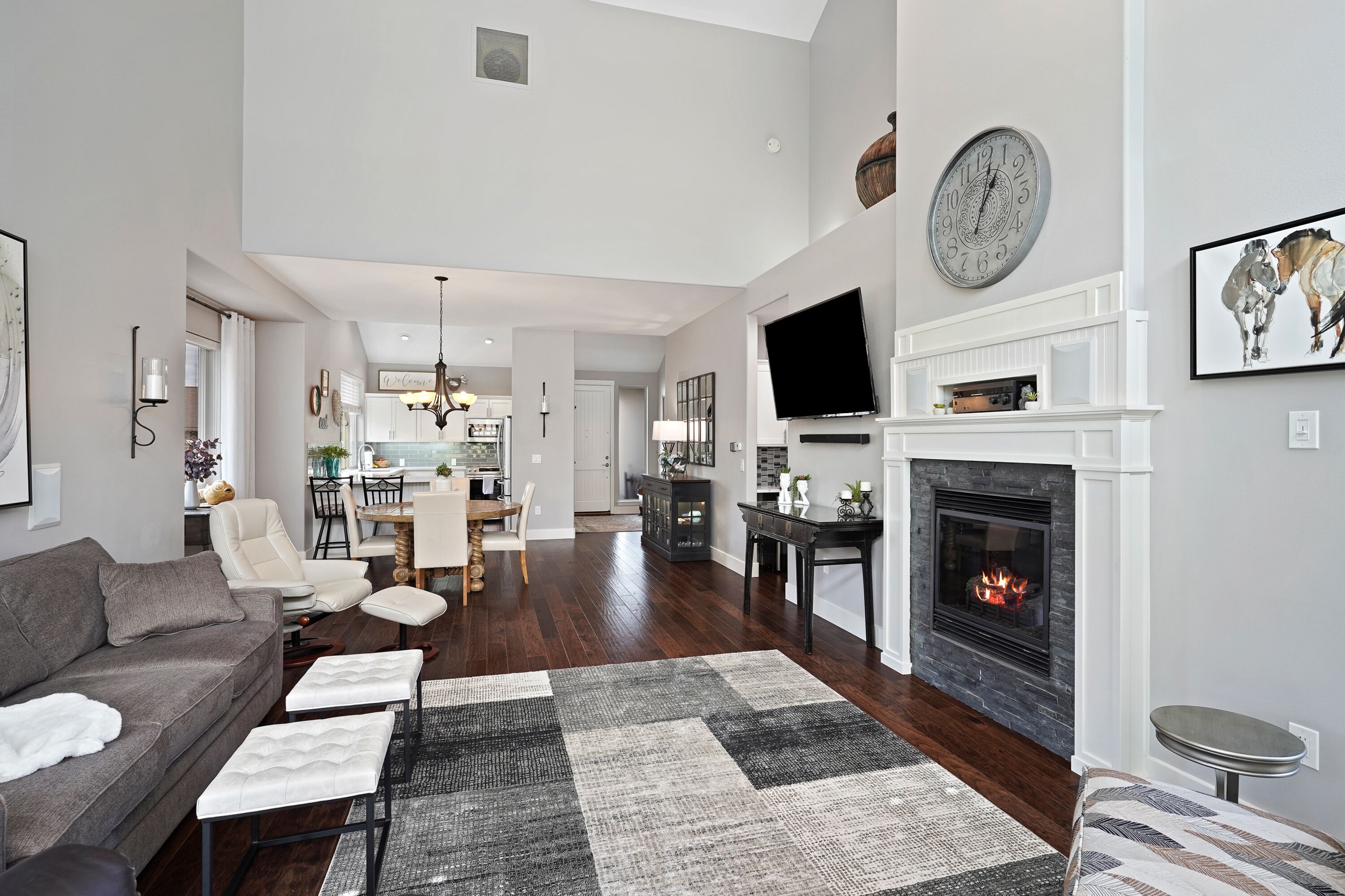 Modern Remodel! Community Hot Tub & Pool, Lakeside Sports Center, AC, EV Charger, Pet Friendly