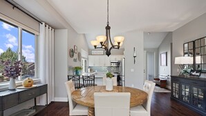 Dining - Modern and Light! EV Charger, Pet Friendly, Community Hot Tub & Pool, Lakeside Sports Center, AC (Redmond)