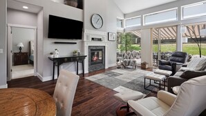 Living area - Modern and Light! EV Charger, Pet Friendly, Community Hot Tub & Pool, Lakeside Sports Center, AC (Redmond)