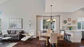 Interior - Modern and Light! EV Charger, Pet Friendly, Community Hot Tub & Pool, Lakeside Sports Center, AC (Redmond)