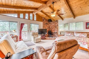 Chambre Quadruple, salle de bains attenante, vue montagne (Red Rose) | Décoration personnalisée, ameublement personnalisé, Wi-Fi gratuit