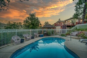 Una piscina al aire libre de temporada