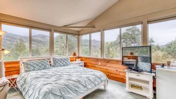 Standard Quadruple Room, Ensuite, Mountain View (Garden Rose) | Individually decorated, individually furnished, free WiFi, bed sheets