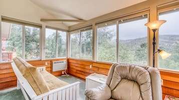 Standard Quadruple Room, Ensuite, Mountain View (Garden Rose) | Dihias secara berasingan, dilengkapkan perabot secara berasingan