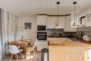 Réfrigérateur, four à micro-ondes, un four, surface de cuisson