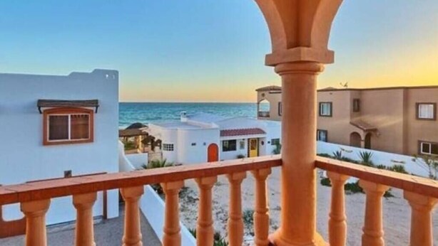 Un hotel frente al mar con balcón.