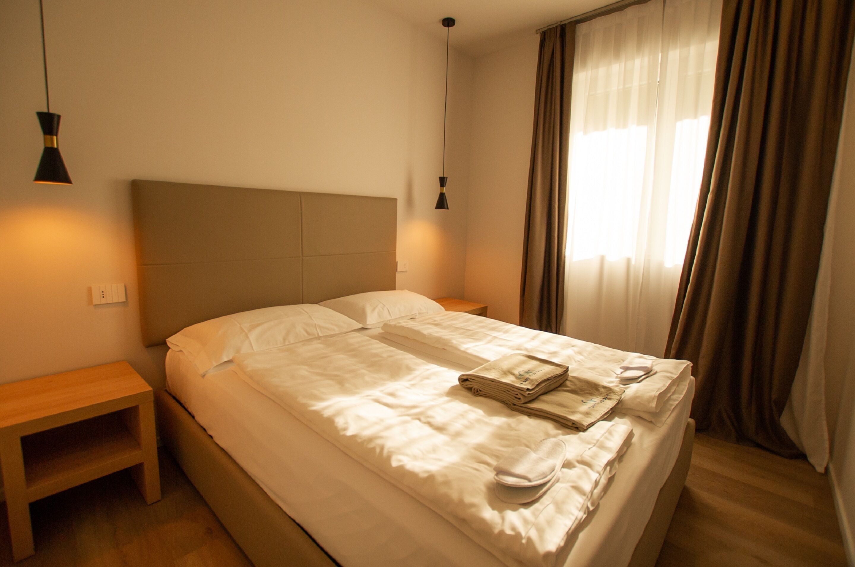 Hypo-allergenic bedding, down comforters, in-room safe, desk