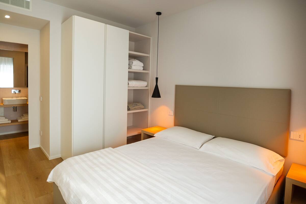 Hypo-allergenic bedding, down comforters, in-room safe, desk