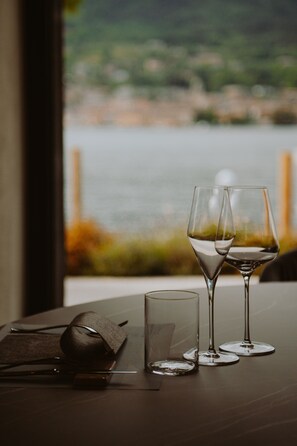 Petit déjeuner, déjeuner et dîner servis sur place, vue sur la plage