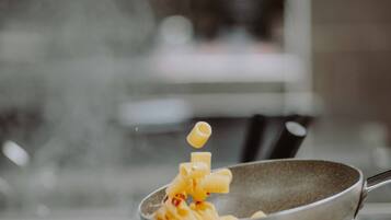 Une cuisine avec une cuisinière à gaz et une poêle qui y est posée.