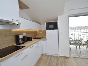 Réfrigérateur, micro-ondes, lave-vaisselle, grille-pain