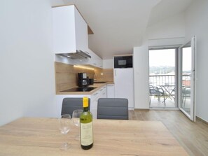 ثلاجة، ميكروويف، غسالة أطباق، محمصة خبز