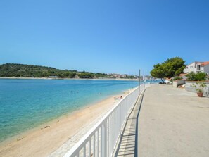 بالقرب من الشاطئ