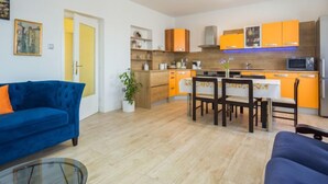 Un apartamento moderno con sala de estar, comedor y cocina.