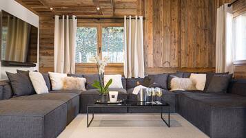 Een smart-tv, een open haard, boeken en een stereo