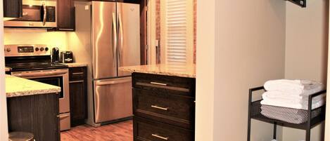 Refrigerador, microondas, horno y parrilla de estufa