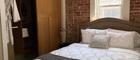 3 bedrooms, desk, iron/ironing board, WiFi