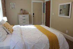 3 bedrooms, desk, iron/ironing board, free WiFi