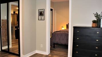 2 slaapkamers, een bureau, een strijkplank/strijkijzer, gratis wifi