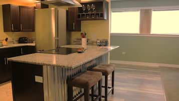 Een koelkast, een microgolfoven, een oven, een kookplaat