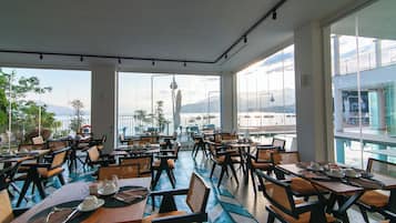 Frokost og lunsj serveres, middelhavsretter, utsikt mot bassenget