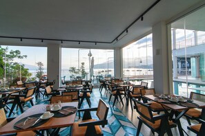 Serveert ontbijt, lunch, Mediterrane gerechten, uitzicht op het zwembad 