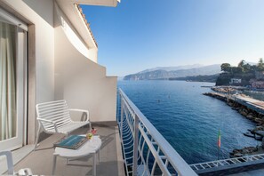 Klassieke tweepersoonskamer, gedeeltelijk uitzicht op zee | Een kluis op de kamer, een bureau, gratis wifi, beddengoed