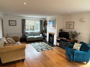 Téléviseur connecté, lecteur de DVD, livres