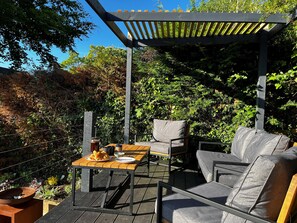 Outdoor dining - Beautiful Dartmoor village location, modern family home. Dog friendly! (Exeter)