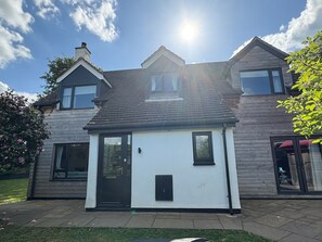 Exterior - Beautiful Dartmoor village location, modern family home. Dog friendly! (Exeter)