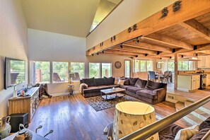 TV, fireplace, video games, DVD player - Luxury Auberry Retreat in Sierra National Forest (Auberry)