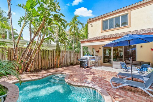 BY THE SEA VACATION VILLAS- VILLA RENZA 3 BED/TWO BLOCKS TO BCH PRIVATE POOL