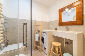 Regadera, secadora de cabello, bidet, toallas 