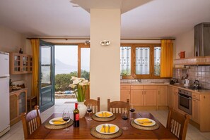 Refrigerador con congelador, microondas, horno y parrilla de estufa 