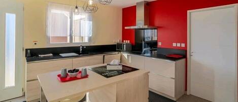 Kühlschrank, Mikrowelle, Ofen, Herdplatte