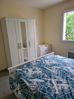 3 chambres, fer et planche à repasser, Wi-Fi, draps fournis