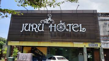 A hotel sign with a bicycle symbol, indicating a possible bike-friendly location.