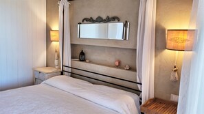 3 habitaciones, escritorio y tabla de planchar con plancha 