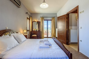 City Villa | 4 bedrooms, in-room safe, blackout curtains, iron/ironing board